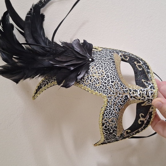 Elegant Black and Gold Masquerade Mask with Feathers - Picture 4 of 6